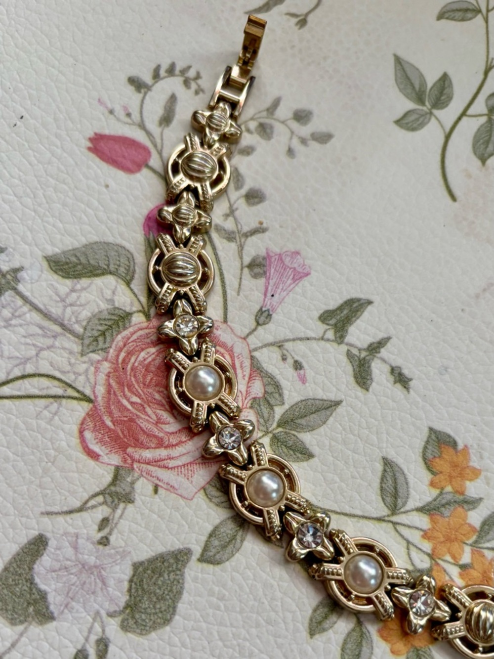 💗💗💗Vintage estate sale Gold-Tone Pearl like and Crystal Link Bracelet 7 inches.